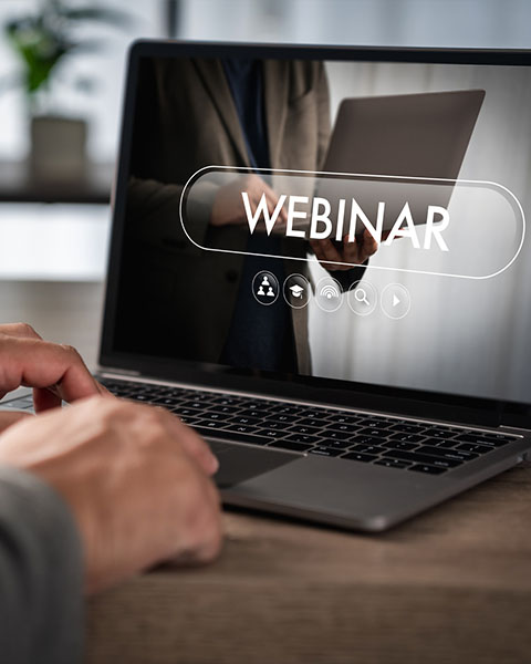 Laptop mit der Aufschrift „Webinar“ auf dem Bildschirm – Online-Finanzseminar für Ärzte, Zahnärzte und Apotheker.